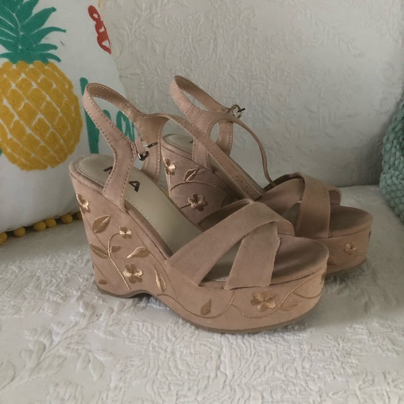 Mia beige wedges. Sz 6